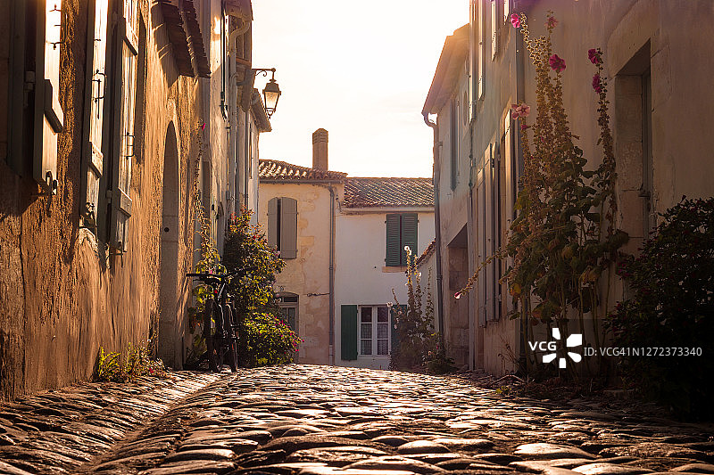 法国圣马丁德雷的鹅卵石街道图片素材
