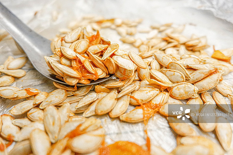 勺子上的生南瓜籽图片素材