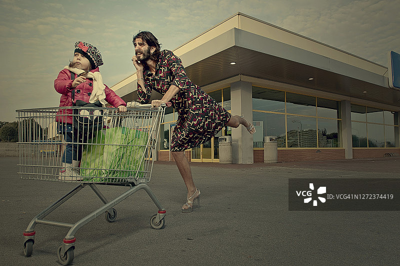 第三个千禧年的单身父亲图片素材