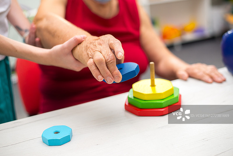 中风后接受物理治疗的老年妇女图片素材