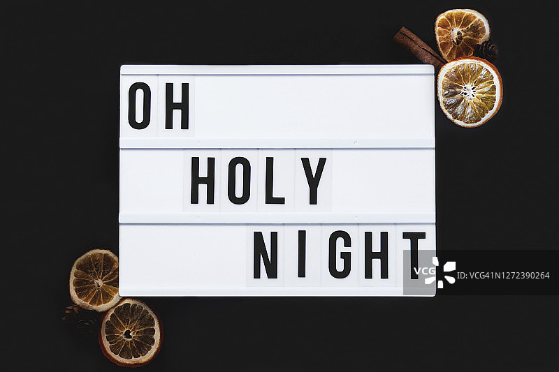 《神圣之夜》标志。黑色背景。圣诞快乐图片素材