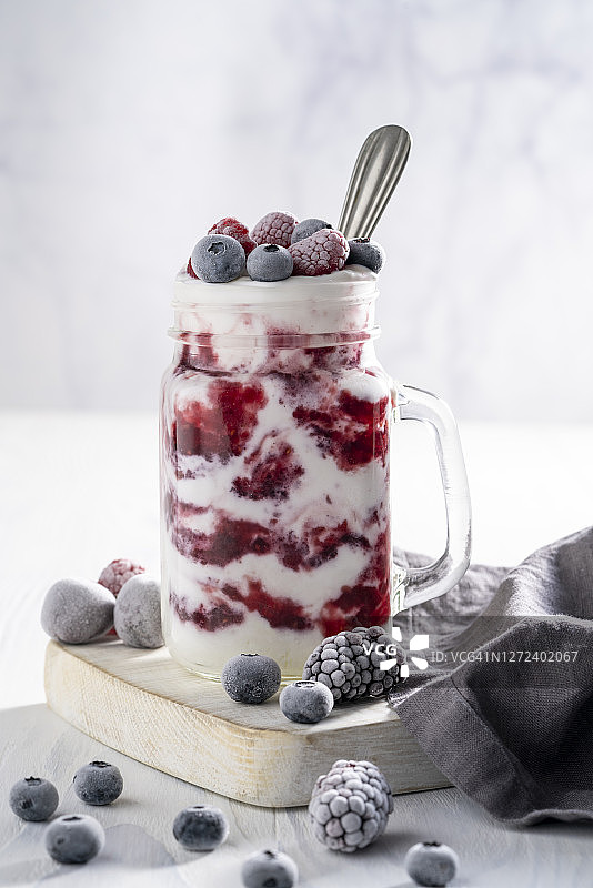 覆盆子酸奶冰沙与冷冻蓝莓、黑莓和覆盆子图片素材