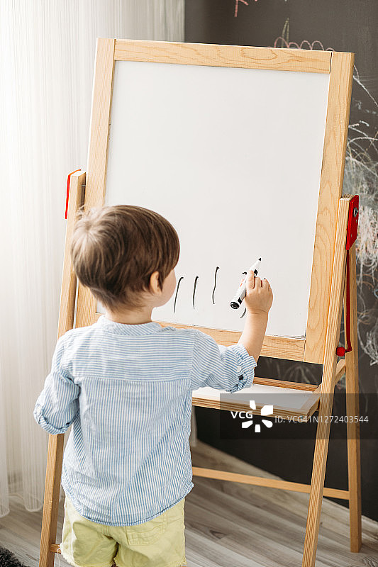 幼儿在白板上画画图片素材