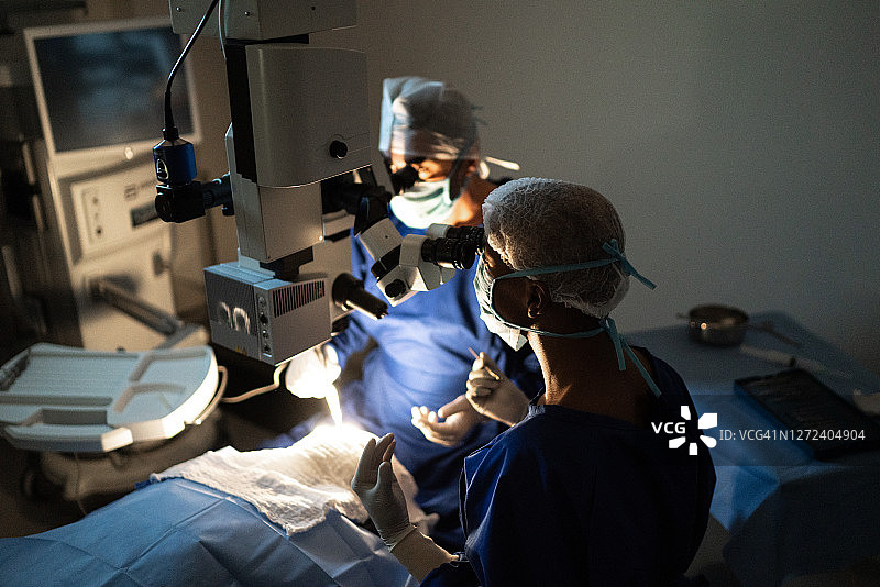 医生进行检查或手术图片素材