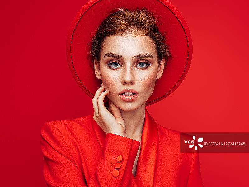 化着妆，身穿红色外套和帽子的美女图片素材