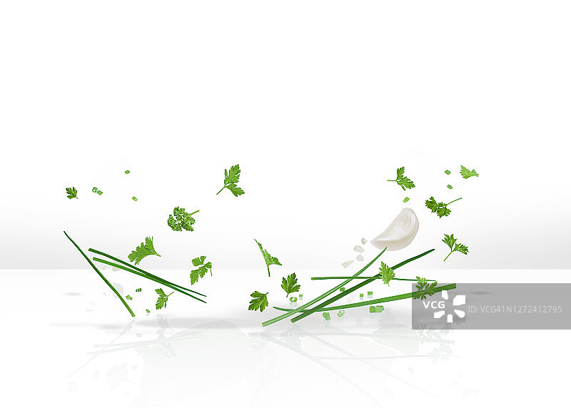 切碎的欧芹、大蒜和韭菜图片素材