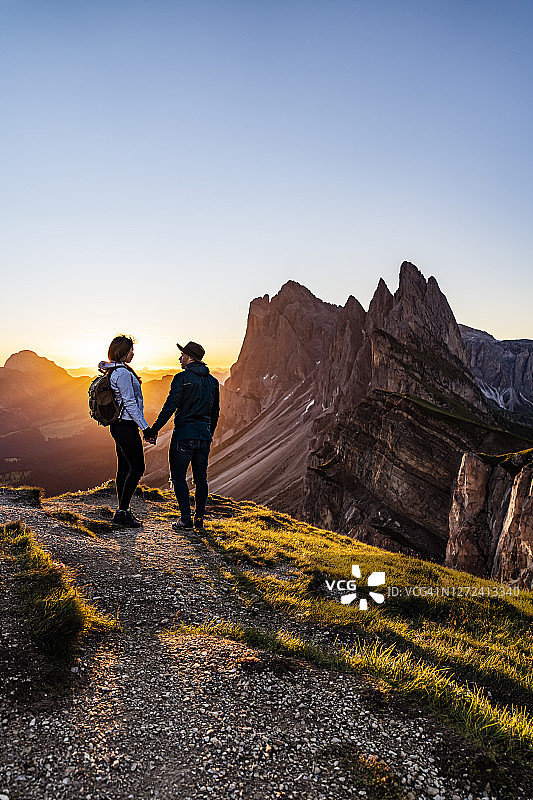 在山上的年轻情侣图片素材