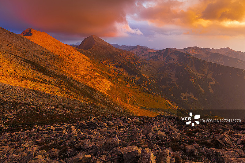 红色山脊图片素材