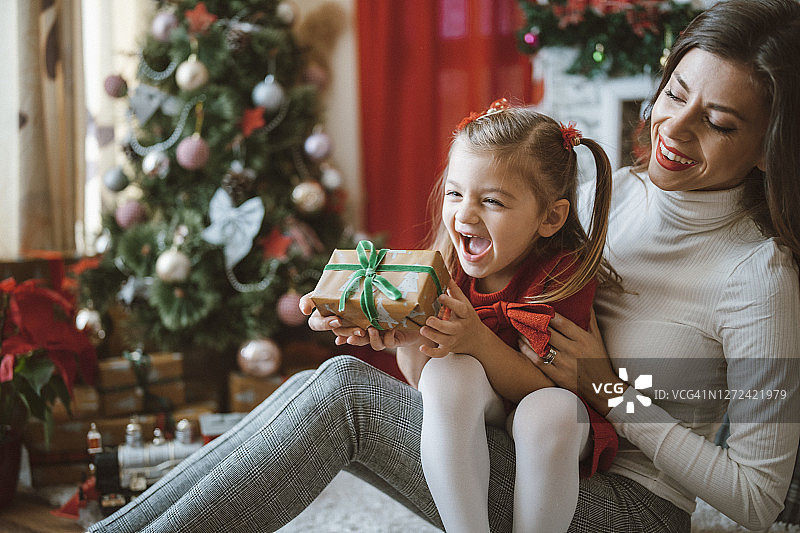 圣诞老人给小女孩一个圣诞惊喜图片素材