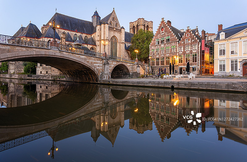 蓝色时刻：比利时根特圣米歇尔斯布鲁日和圣米歇尔教堂图片素材