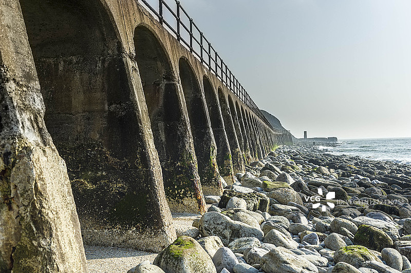 英国肯特郡福克斯通桑尼沙滩的拱形长廊和巨石图片素材