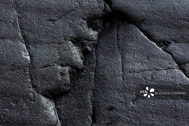 有裂缝的黑色岩石特写图片素材