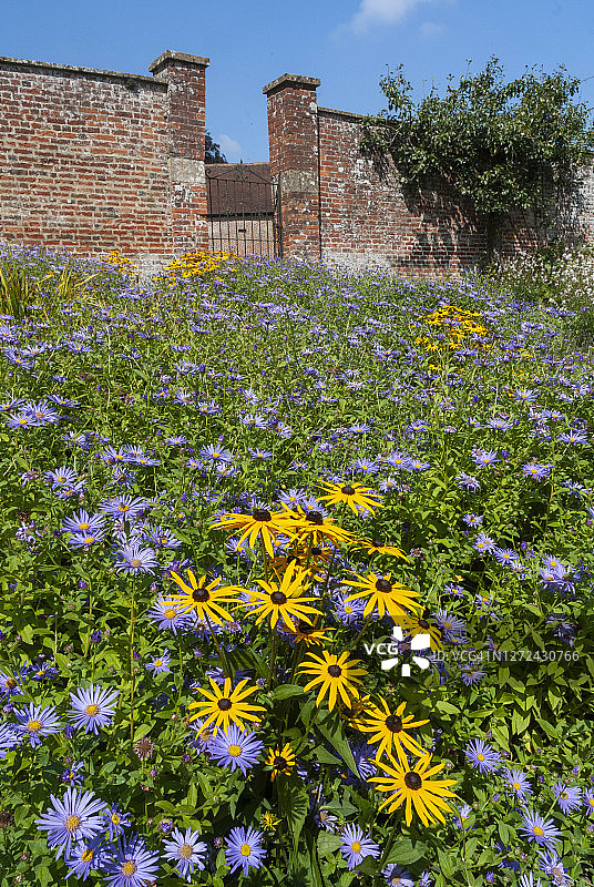英国多塞特郡塞尔恩阿巴斯修道院入口，野花图片素材