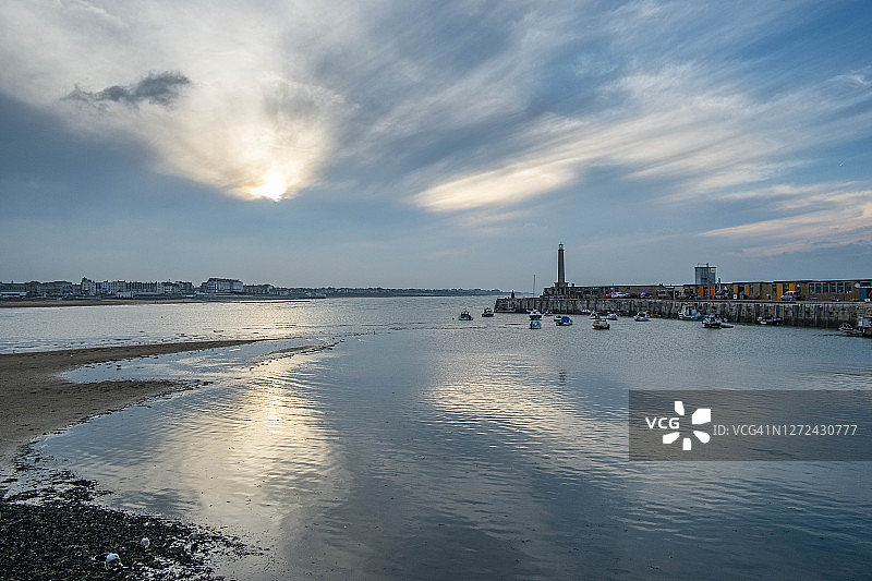 英国肯特郡马盖特海港臂膀黄昏景色，2016年10月23日图片素材