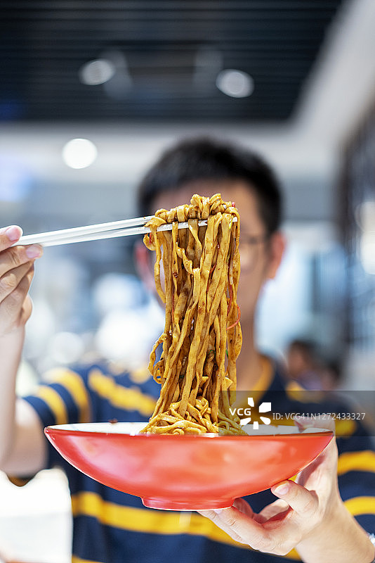 品尝中式面条图片素材