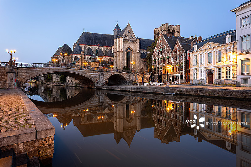 清晨：比利时根特市圣米歇尔桥和圣米歇尔教堂图片素材