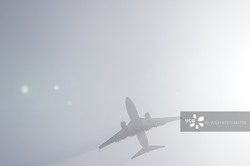 飞行中的客运飞机图片素材