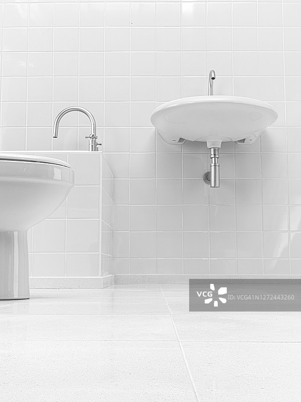 闪亮的白色浴室图片素材