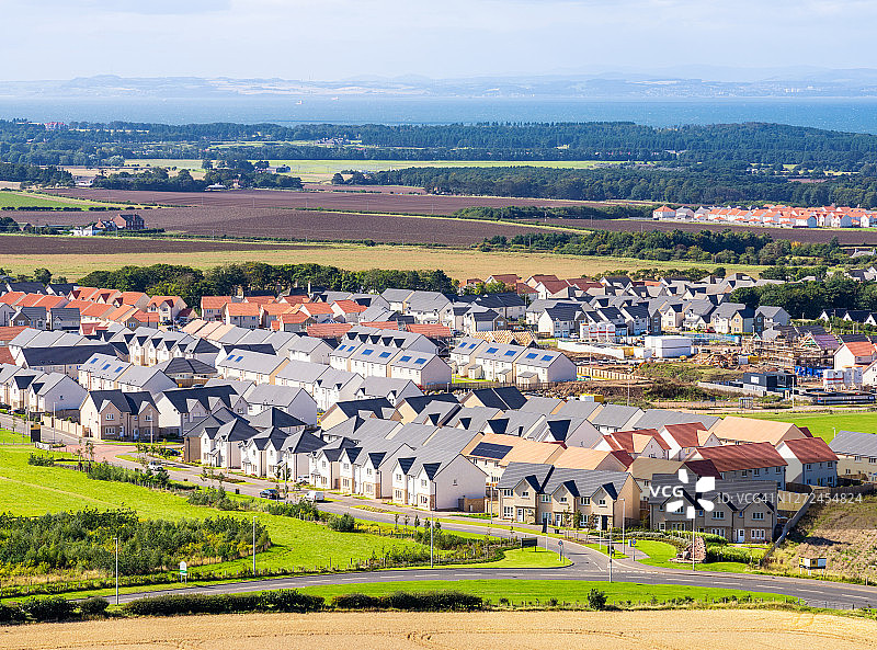 新建的英国郊区住宅区图片素材