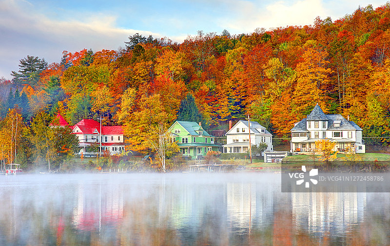 纽约萨拉纳克湖的秋天图片素材