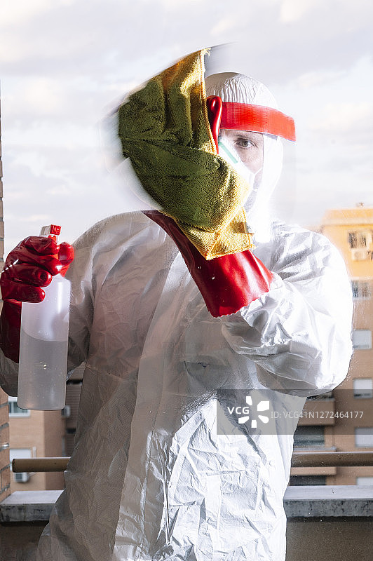 医疗保健人员穿着防护服在疫情期间对房间进行消毒图片素材