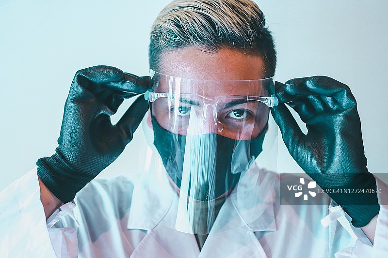 佩戴防护面罩的男子特写图片素材