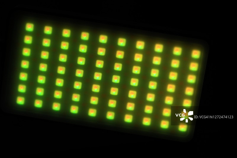 闪烁的黄色警示灯条图片素材