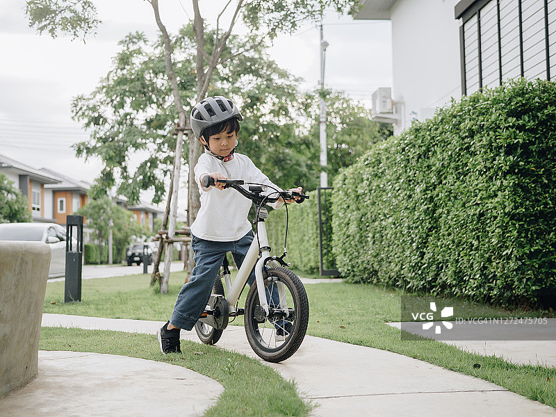 戴着自行车头盔的小孩图片素材