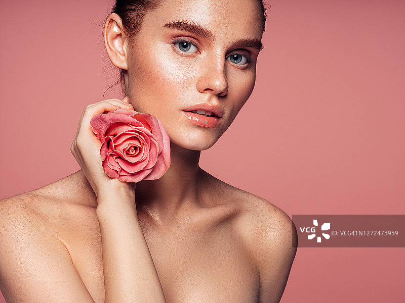 手持玫瑰的漂亮女人，自然的淡妆图片素材