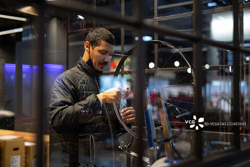 自行车修理工在他的工作室里图片素材