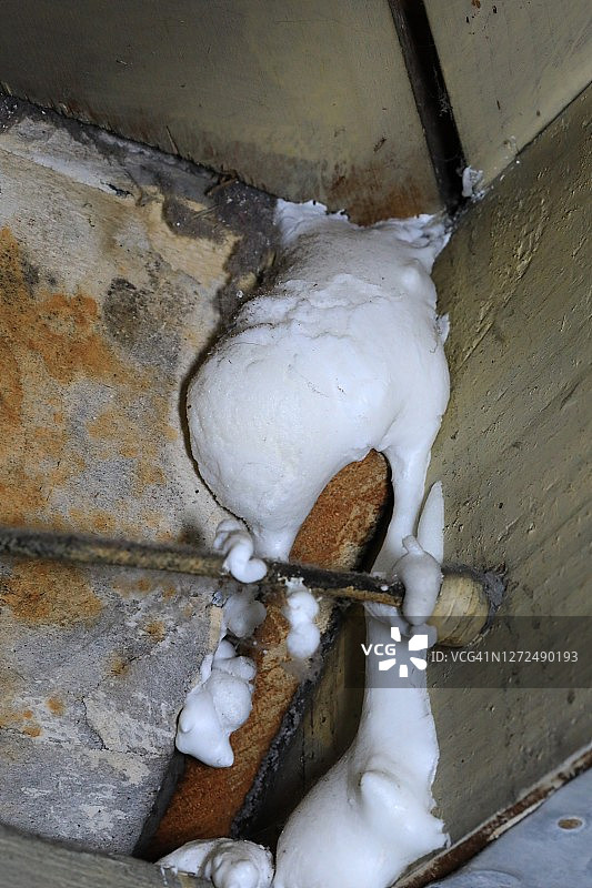 从密封孔中膨胀的泡沫填充图片素材