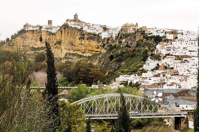 西班牙山坡村庄 - 阿科斯德拉弗龙特拉，安达卢西亚，西班牙图片素材