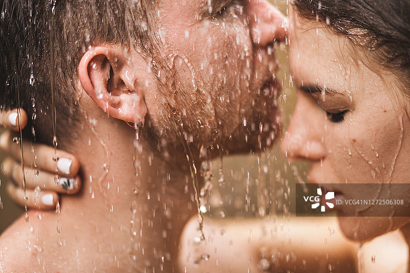 热带淋浴下情侣亲吻特写图片素材
