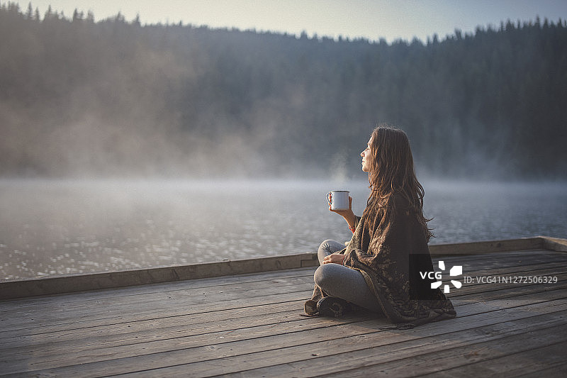 女人在自然中放松图片素材