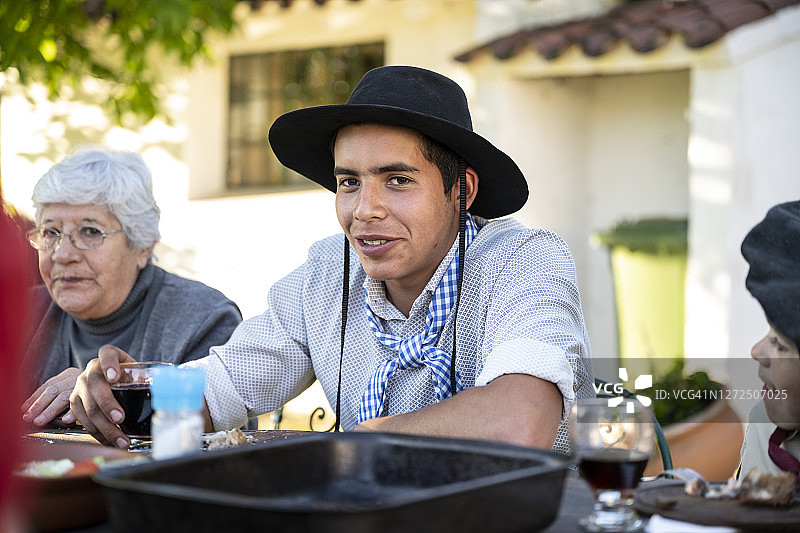 青少年高乔人和家人享受户外用餐图片素材