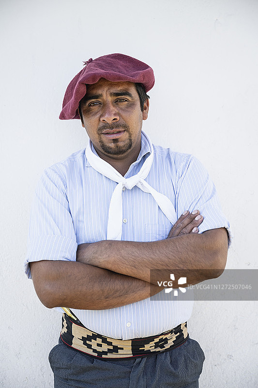 穿着传统服装的阿根廷高乔成年男子肖像图片素材