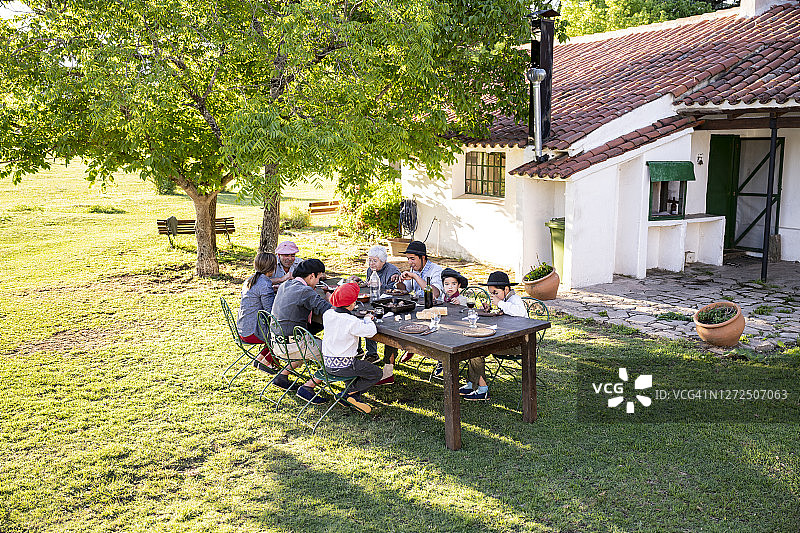 阿根廷高乔家庭在户外享用午餐图片素材