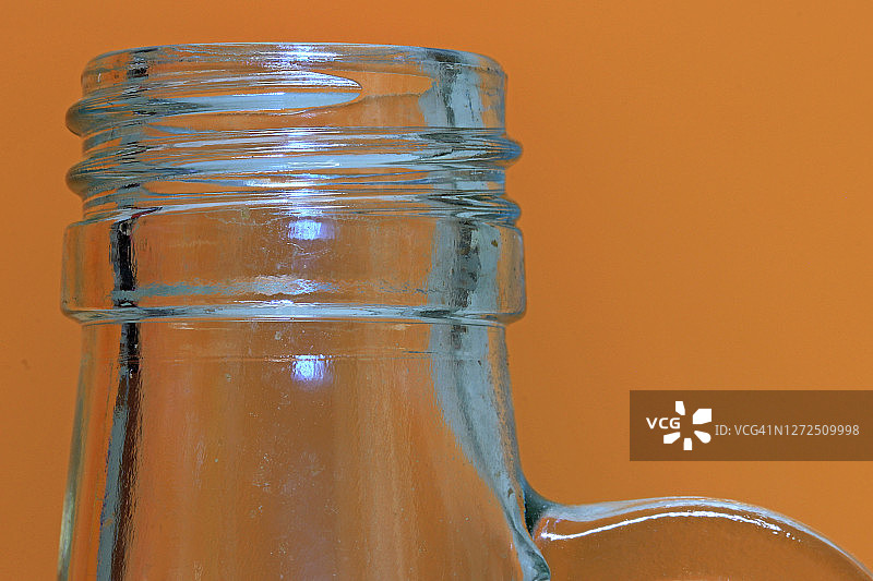 透明玻璃瓶的上半部分，展示螺纹、瓶颈和部分把手图片素材