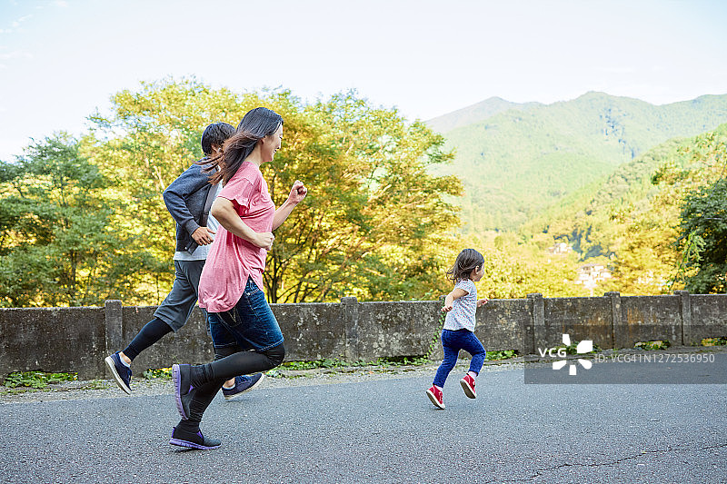 一家人在东京边缘水源处奔跑图片素材