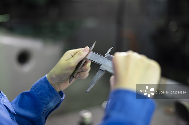 在生产线上使用车床的专业技术女工图片素材