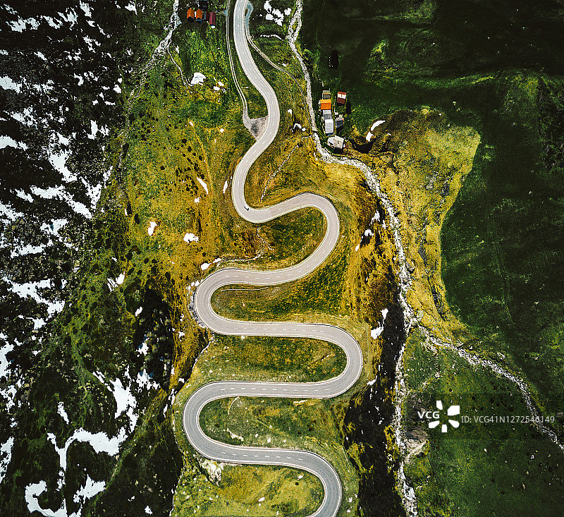 瑞士的蜿蜒道路图片素材
