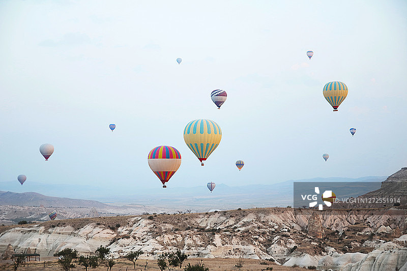 土耳其旅游目的地卡帕多西亚山谷上空的热气球图片素材