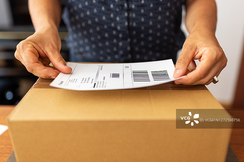 女人准备在线配送包裹图片素材