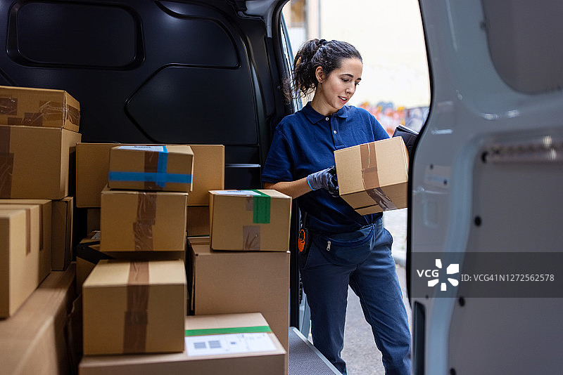 快递员检查要配送的包裹图片素材