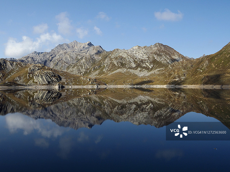 瑞士提契诺州纳雷特湖高山水库中的高山倒影图片素材