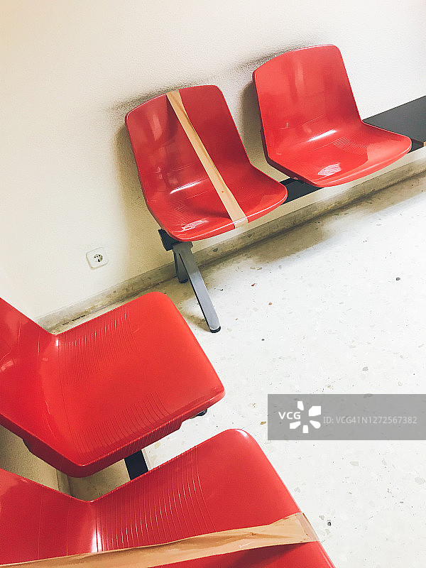 等候室里保持社交距离的封闭座位图片素材