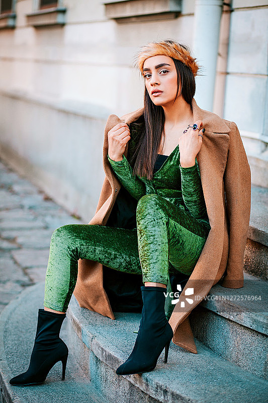 时尚女人姿势与穿着绿色和蓝色毛绒图片素材