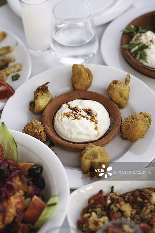 土耳其和希腊传统餐桌与特色酒精饮品Raki图片素材
