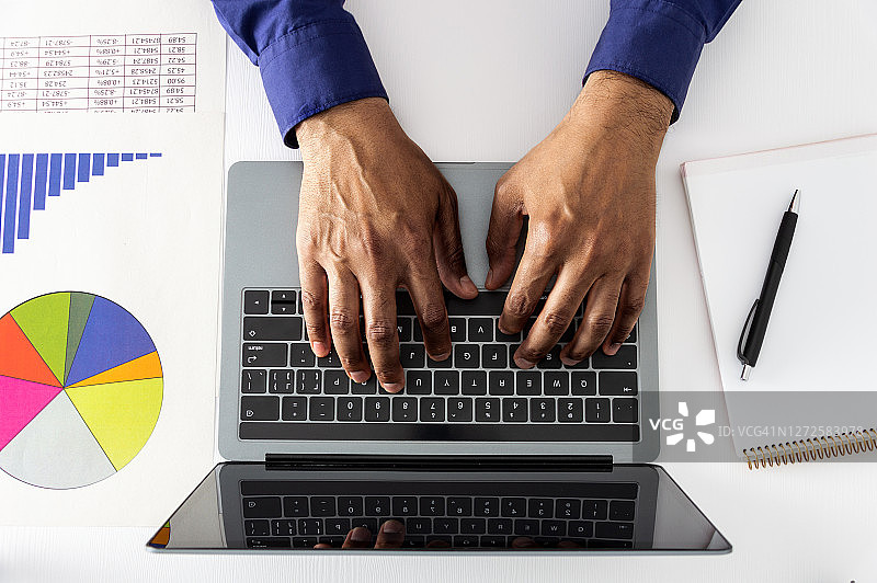 在笔记本电脑上工作的商人图片素材