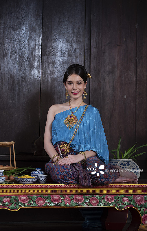 身穿泰国传统服饰的美丽女子图片素材